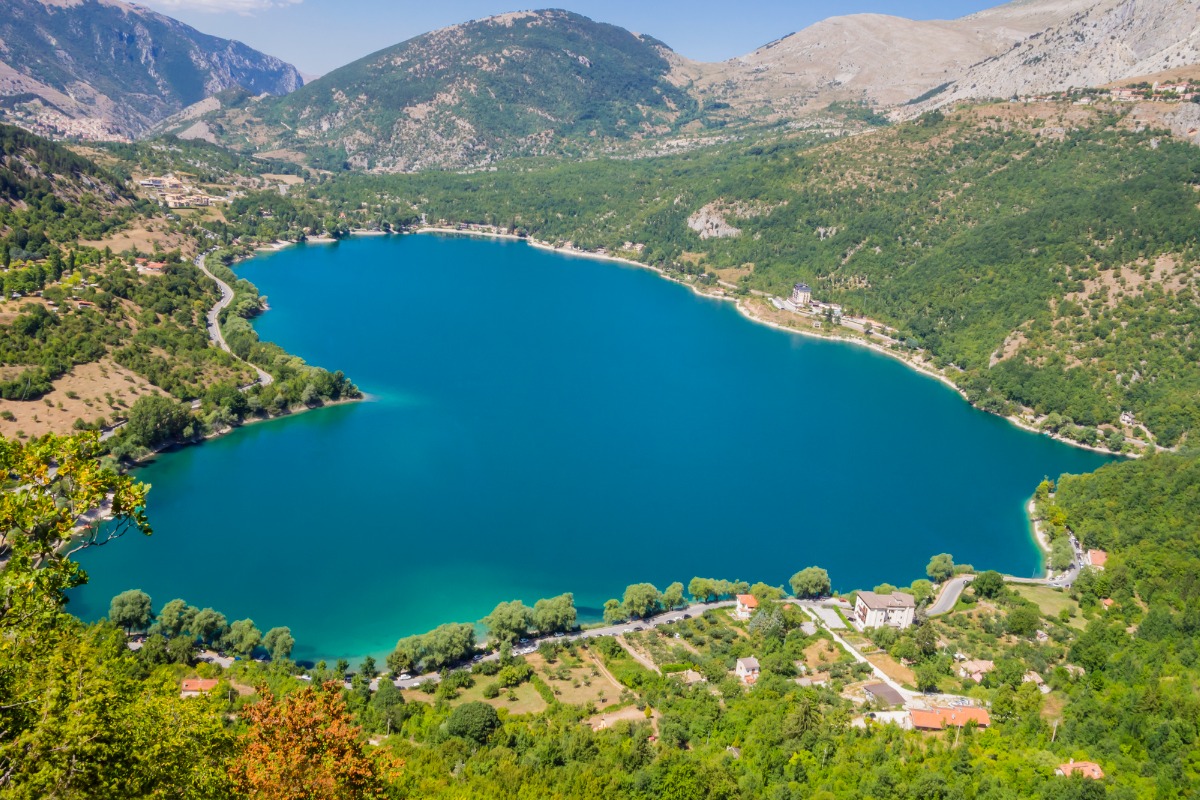 Abruzzo, il lago a forma di cuore dove partire alla volta del sentiero panoramico più romantico d'Italia