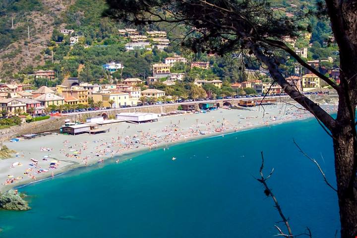 Mare di fine estate? Devi assolutamente andare in questa spiaggia ligure, per un abbraccio blu formato famiglia | PaesiOnLine