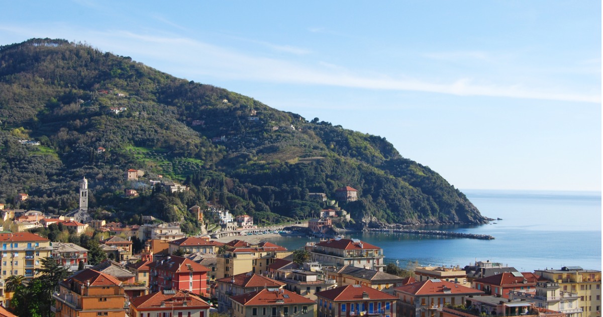 Mare di fine estate? Devi assolutamente andare in questa spiaggia ligure,  per un abbraccio blu formato famiglia | PaesiOnLine