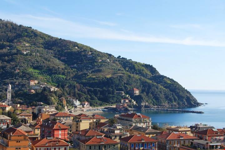 Mare di fine estate? Devi assolutamente andare in questa spiaggia ligure, per un abbraccio blu formato famiglia | PaesiOnLine