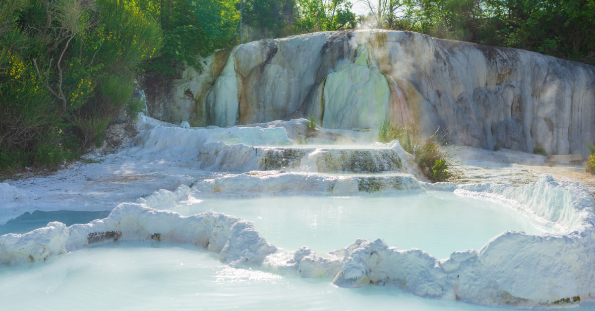 In Val D'Orcia ci sono le terme libere più belle d'Italia: acqua calda, natura incontaminata e la famosa Balena Bianca | PaesiOnLine