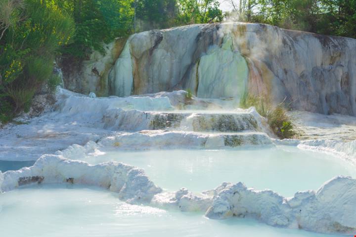 In Val D'Orcia ci sono le terme libere più belle d'Italia: acqua calda, natura incontaminata e la famosa Balena Bianca | PaesiOnLine