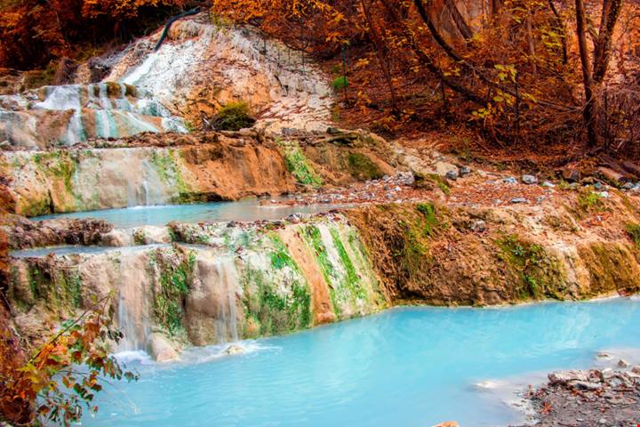 In Val D'Orcia ci sono le terme libere più belle d'Italia: acqua calda, natura incontaminata e la famosa Balena Bianca | PaesiOnLine