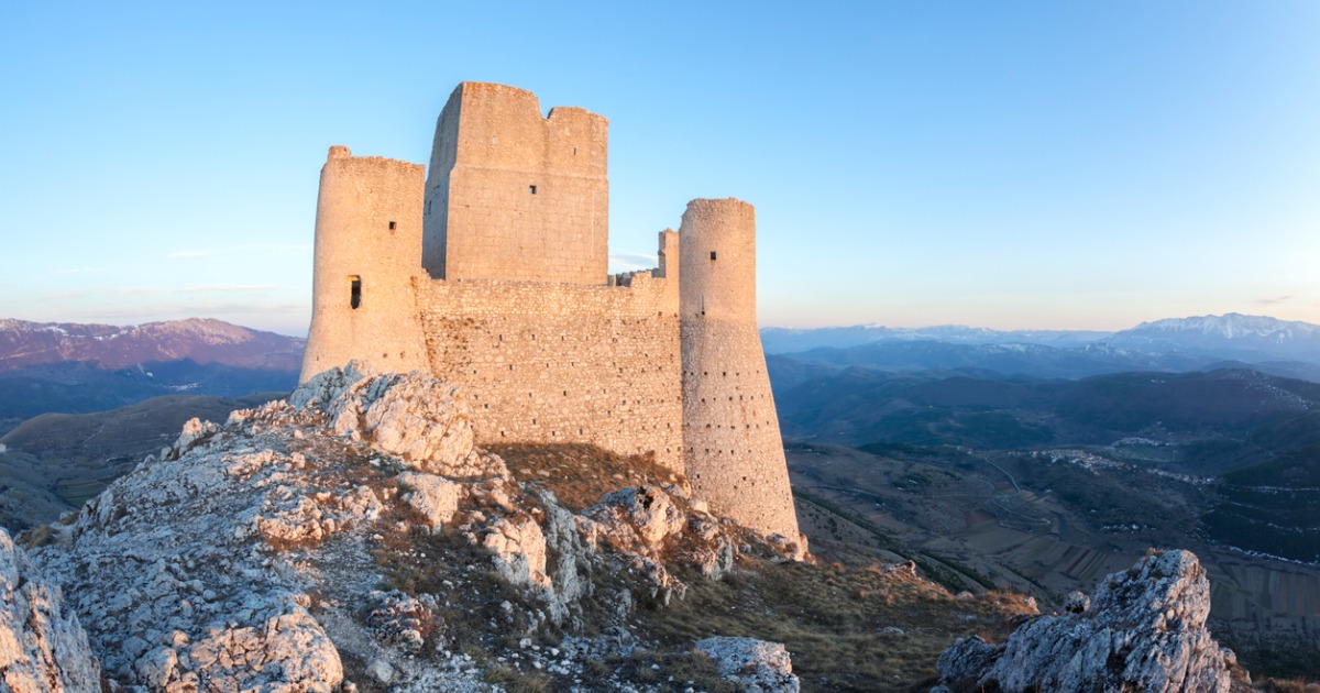 Vuoi vivere un’esperienza fiabesca? Ecco Rocca Calascio, il suo castello ti farà perdere la testa! | paesionline