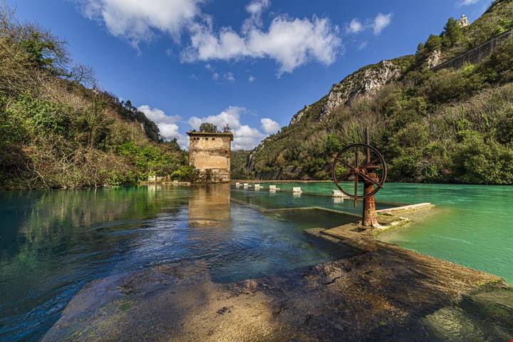 Stifone, il borgo umbro dalle acque turchesi che sembra un paradiso caraibico