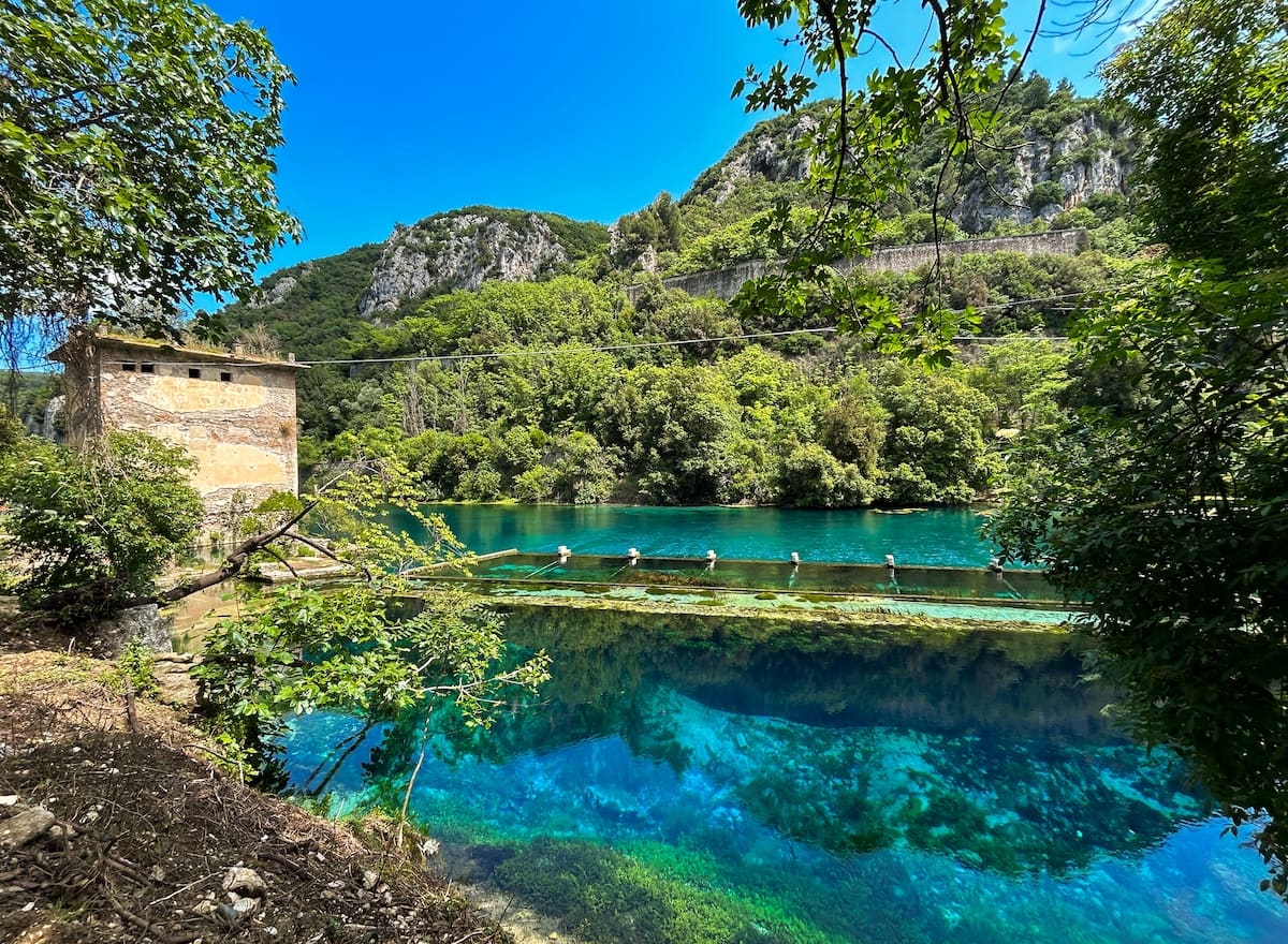 Stifone, il borgo umbro dalle acque turchesi che sembra un paradiso caraibico