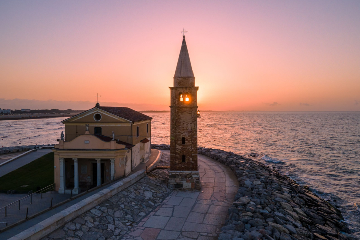 La sorella color pastello di Venezia: questa piccola città in Veneto si affaccia sulla laguna ed è circondata da due fiumi | PaesiOnLine