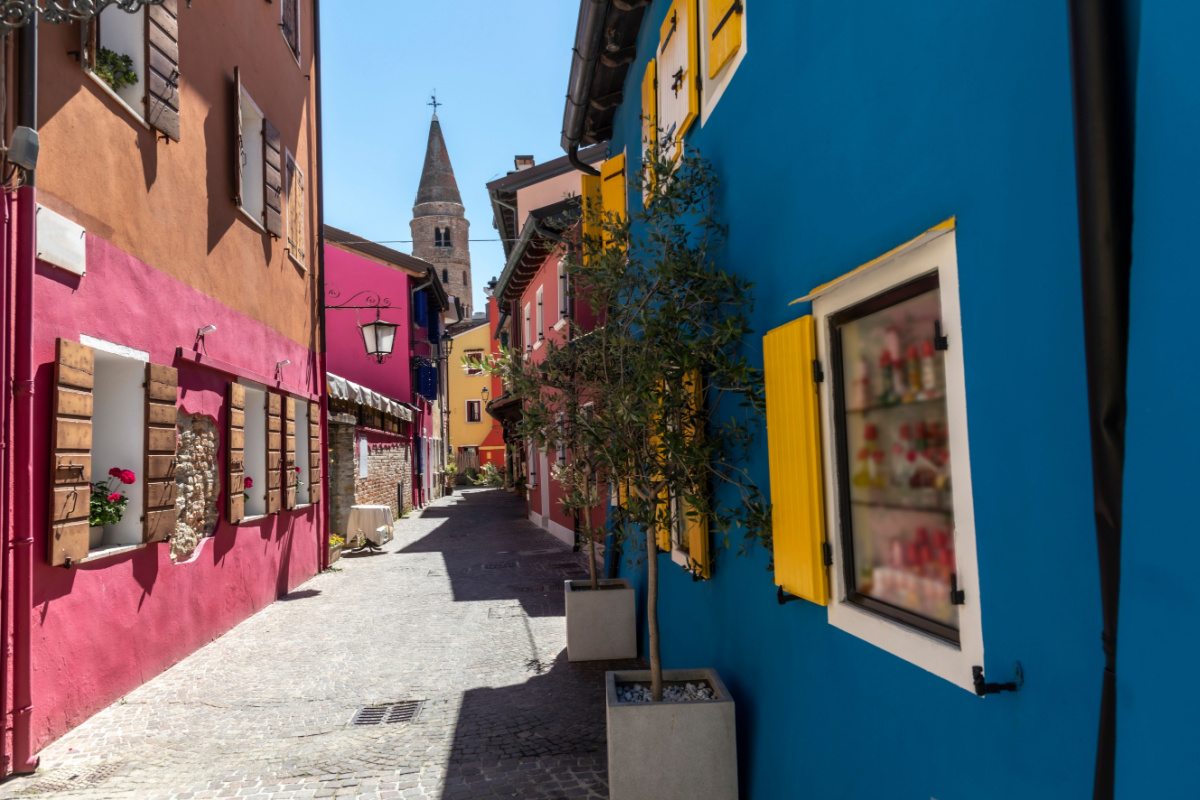 La sorella color pastello di Venezia: questa piccola città in Veneto si affaccia sulla laguna ed è circondata da due fiumi | PaesiOnLine
