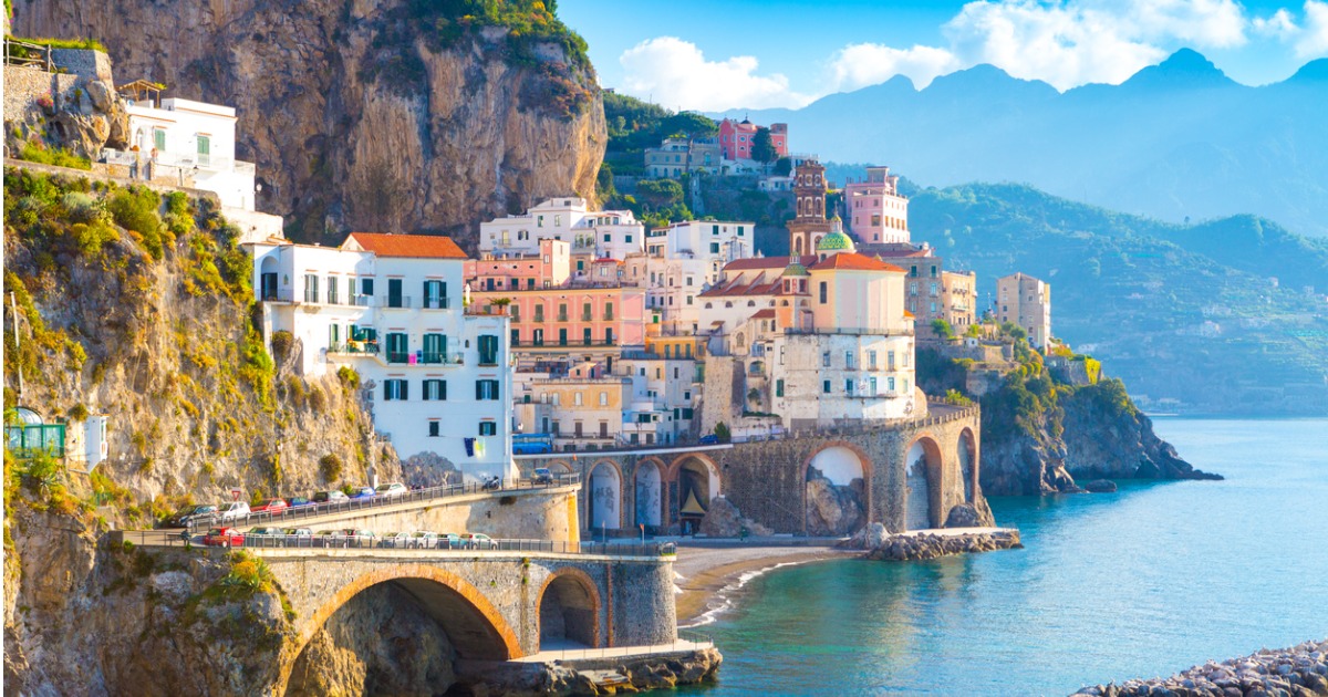 Tra vicoli e balconi affacciati sul Mar Mediterraneo, andiamo alla scoperta del paese più piccolo d’Italia