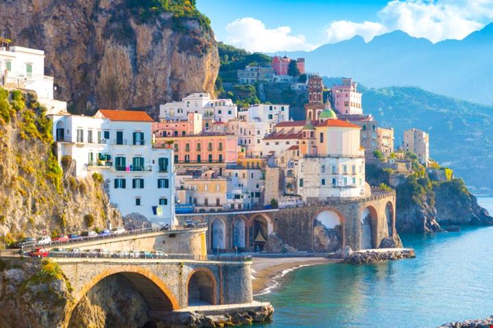 Tra vicoli e balconi affacciati sul Mar Mediterraneo, andiamo alla scoperta del paese più piccolo d’Italia