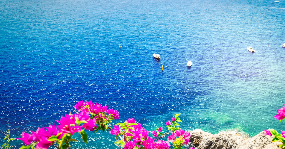 Tra vicoli e balconi affacciati sul Mar Mediterraneo, andiamo alla scoperta del paese più piccolo d’Italia