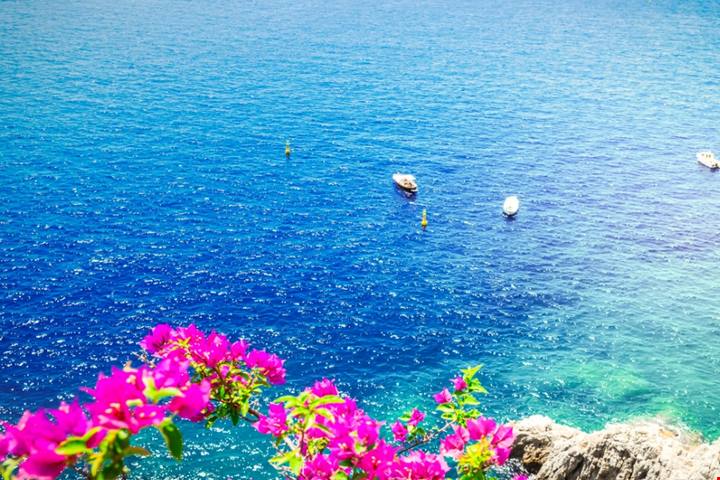 Tra vicoli e balconi affacciati sul Mar Mediterraneo, andiamo alla scoperta del paese più piccolo d’Italia