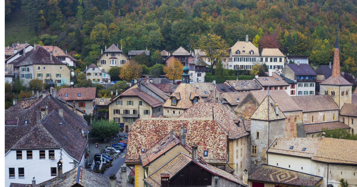Cascate, foreste ed una magica atmosfera cavalleresca: ecco il borgo che cambierà il tuo modo di vivere la Svizzera 