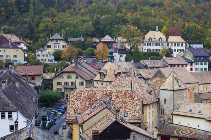 Cascate, foreste ed una magica atmosfera cavalleresca: ecco il borgo che cambierà il tuo modo di vivere la Svizzera