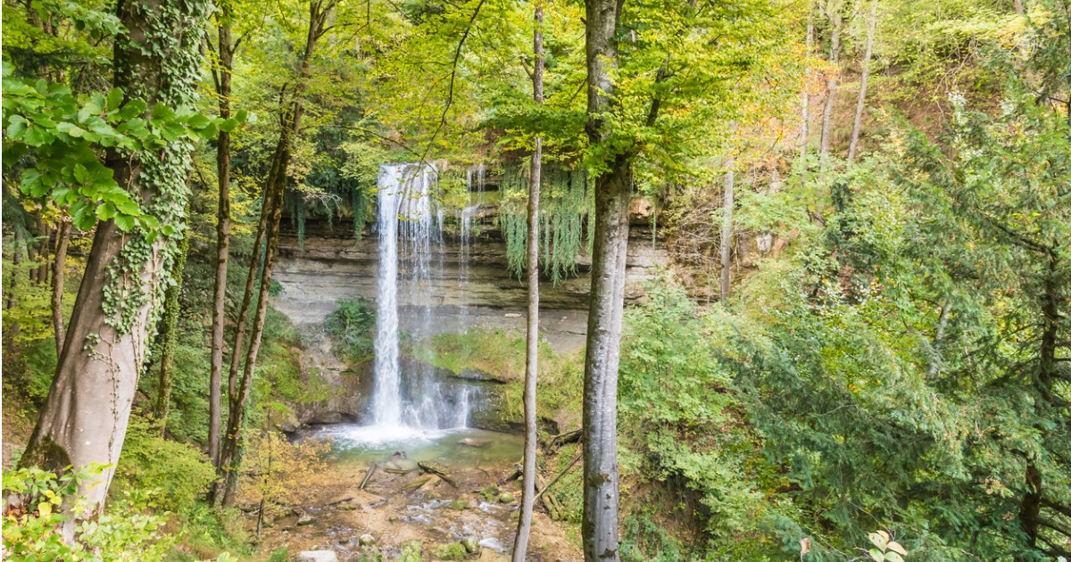 Cascate, foreste ed una magica atmosfera cavalleresca: ecco il borgo che cambierà il tuo modo di vivere la Svizzera 