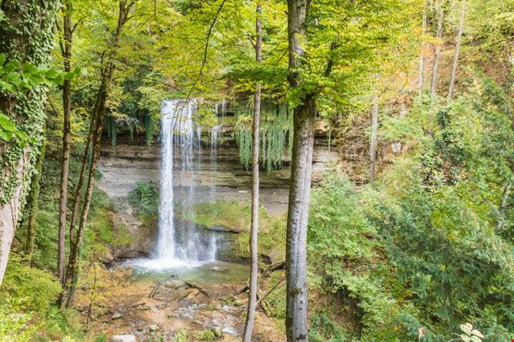 Cascate, foreste ed una magica atmosfera cavalleresca: ecco il borgo che cambierà il tuo modo di vivere la Svizzera