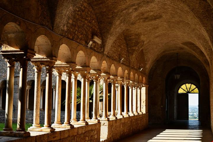 Lazio, l'abbazia che custodisce i segreti dei Templari e un chiostro da sogno