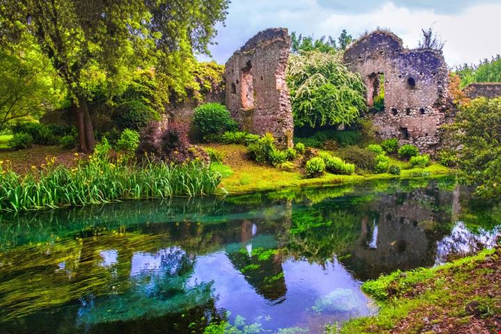Lazio, l'abbazia che custodisce i segreti dei Templari e un chiostro da sogno