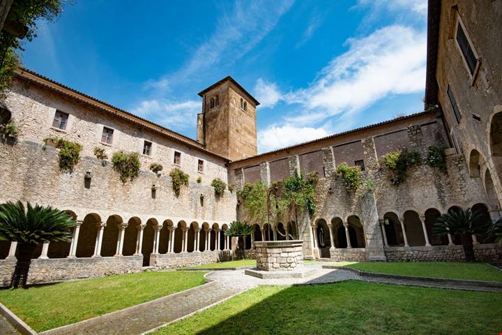 Lazio, l'abbazia che custodisce i segreti dei Templari e un chiostro da sogno