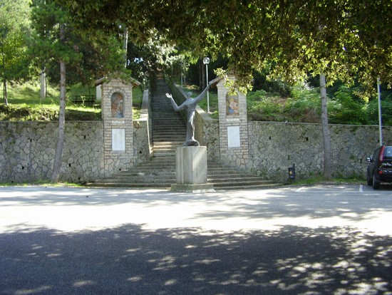 Statua di San Francesco d'Assisi all'ingresso del Ritiro di san Francesco
