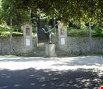Statua di San Francesco d'Assisi all'ingresso del Ritiro di san Francesco Statua di San Francesco d'Assisi all'ingresso del Ritiro di san Francesco