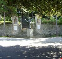 Statua di San Francesco d'Assisi all'ingresso del Ritiro di san Francesco Statua di San Francesco d'Assisi all'ingresso del Ritiro di san Francesco