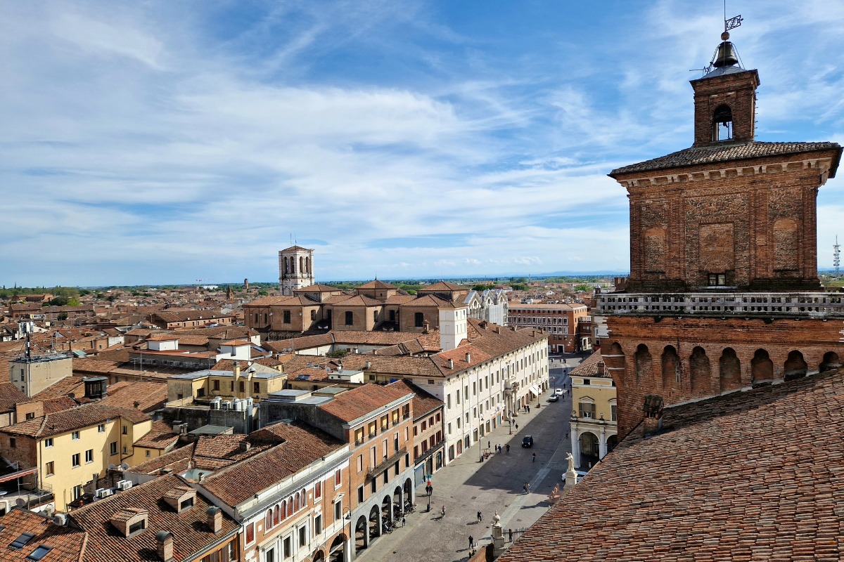 Tra zucche e monumenti: scopriamo Ferrara in un racconto unico della vera capitale del rinascimento   