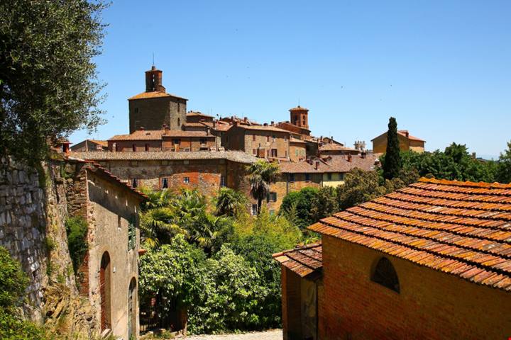 È il borgo-terrazza sul Trasimeno, ed è uno dei posti più belli che tu abbia mai visto: ecco qual è il paesino di pietra che ti farà venire subito voglia di partire per l'Umbria