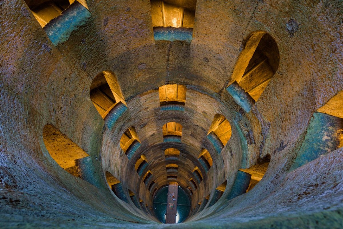 Antichi, profondi ma veramente suggestivi: ecco quali sono i pozzi più incredibili del Bel paese  