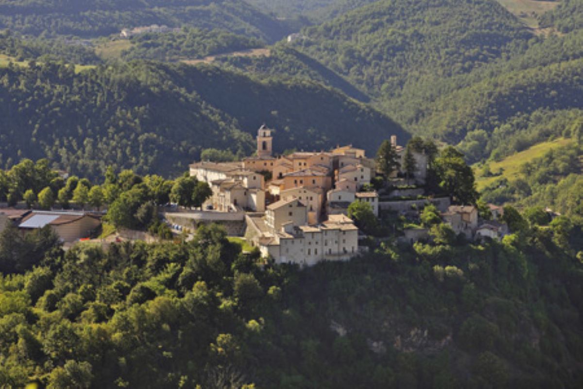 Quasi nascosto tra i panorami montani della Valnerina, questo magico borgo in Umbria è uno dei più belli d'Italia  