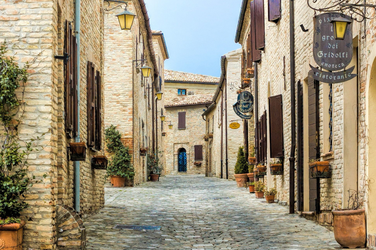 Sul crinale che divide la Valle del Conca, in Romagna, c'è un borgo incantato sospeso nel tempo 