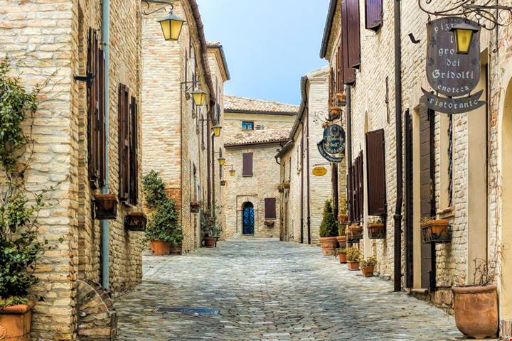 Sul crinale che divide la Valle del Conca, in Romagna, c'è un borgo incantato sospeso nel tempo