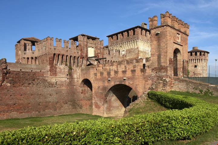 Attraversato da placidi canali, questo borgo in Lombardia stupisce tutti con la sua roccaforte antichissima