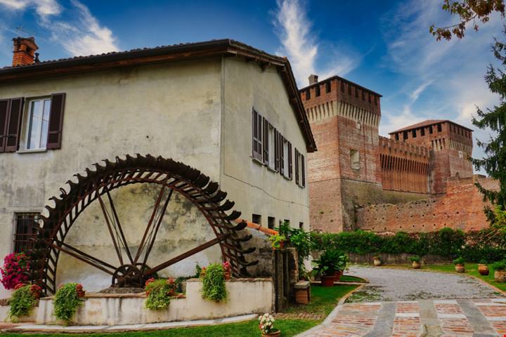 Attraversato da placidi canali, questo borgo in Lombardia stupisce tutti con la sua roccaforte antichissima