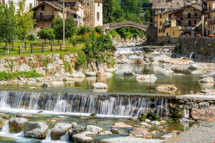 Adagiato sul torrente del Lys c'è un villaggio che sembra uscito da una favola: paesaggio e tradizione lo rendono davvero speciale