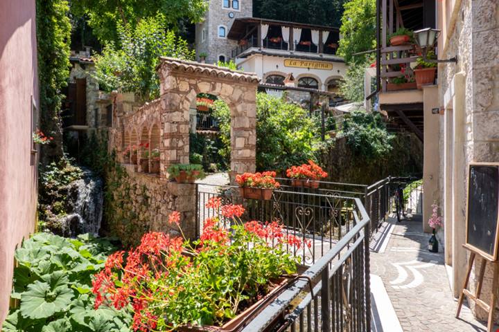Una roccaforte maestosa e porte antichissime: sono questi gli ingredienti che rendono speciale questo borgo abruzzese