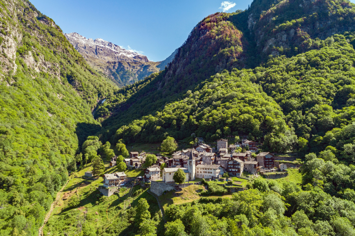 Ad Halloween devi visitare questa città fantasma: sali 2800 gradini e goditi un panorama sulle montagne davvero da brividi 