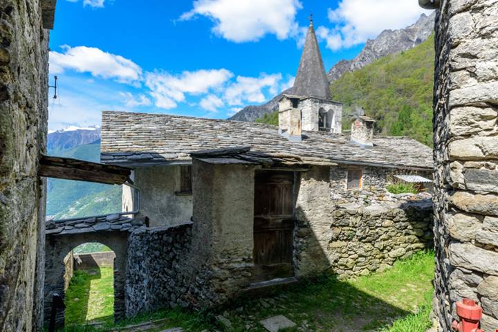 Ad Halloween devi visitare questa città fantasma: sali 2800 gradini e goditi un panorama sulle montagne davvero da brividi