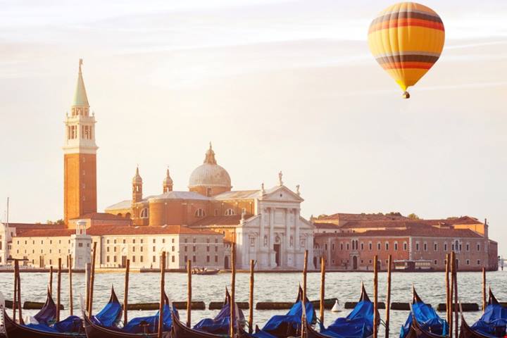 Dimenticatevi le gondole, il vero modo di scoprire Venezia è in volo! Ecco dove partono i giri in mongolfiera più belli della Laguna|PaesiOnLine