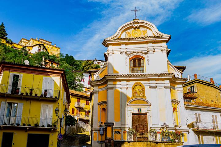 Tra le colline del Piemonte c'è un borgo a dir poco frizzante! Si trova nell'Astigiano ed è la casa di un vino pregiatissimo