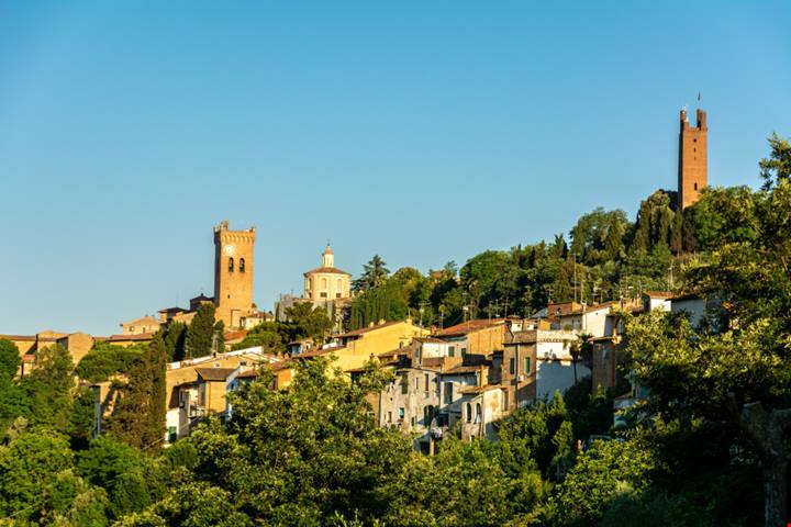 Olio di qualità e tradizione secolare: tra Firenze e Pisa c'è uno dei borghi d'arte più belli della Toscana