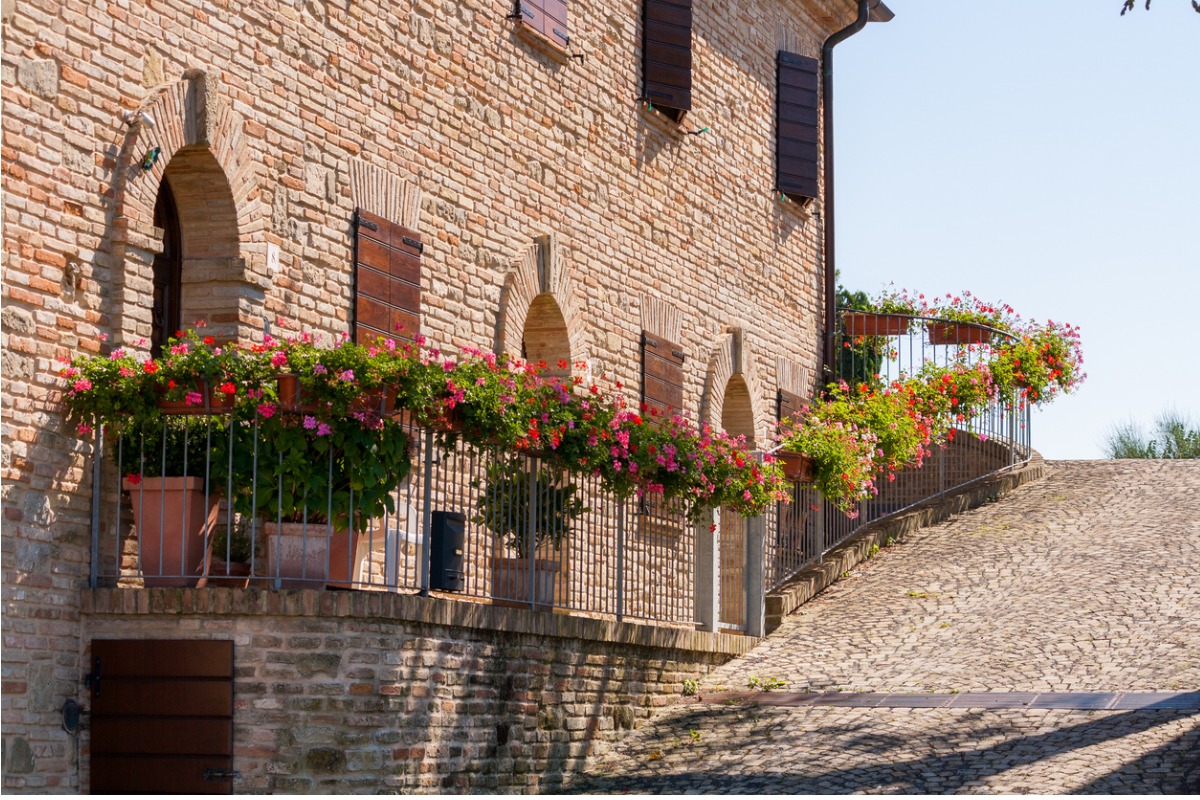 Nelle Marche c’è un antico borgo dove il Medioevo rivive tra arte, feste e mille sapori 