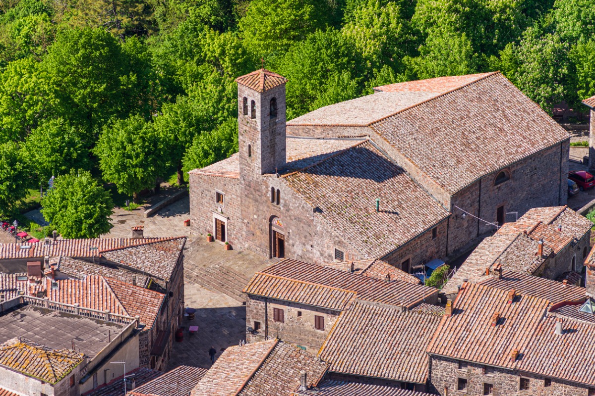 Tra le colline della Val d'Orcia si trova una delle fortezze più belle della Toscana: ecco qual è l'antico borgo che la ospita  
