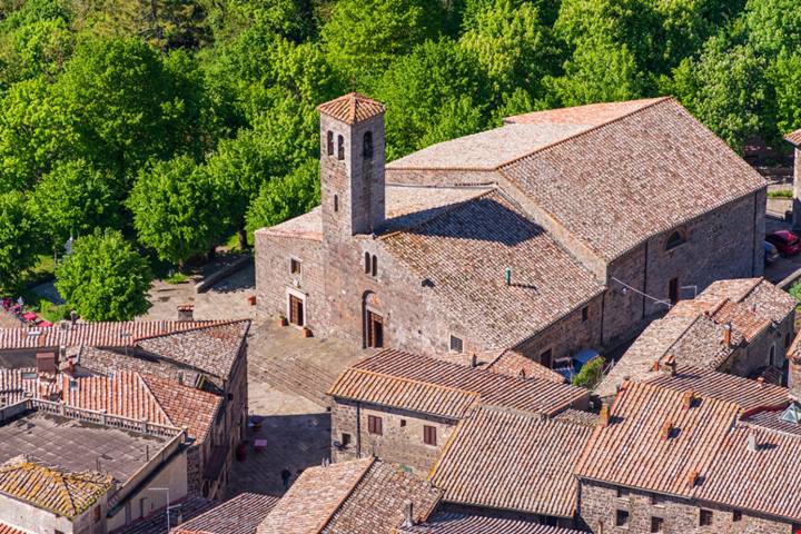 Tra le colline della Val d'Orcia si trova una delle fortezze più belle della Toscana: ecco qual è l'antico borgo che la ospita