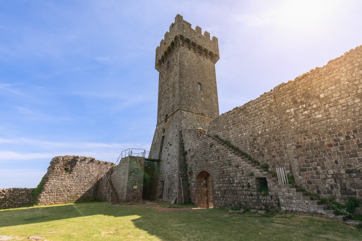 Tra le colline della Val d'Orcia si trova una delle fortezze più belle della Toscana: ecco qual è l'antico borgo che la ospita  