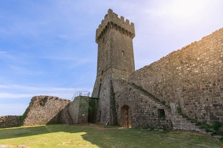 Tra le colline della Val d'Orcia si trova una delle fortezze più belle della Toscana: ecco qual è l'antico borgo che la ospita