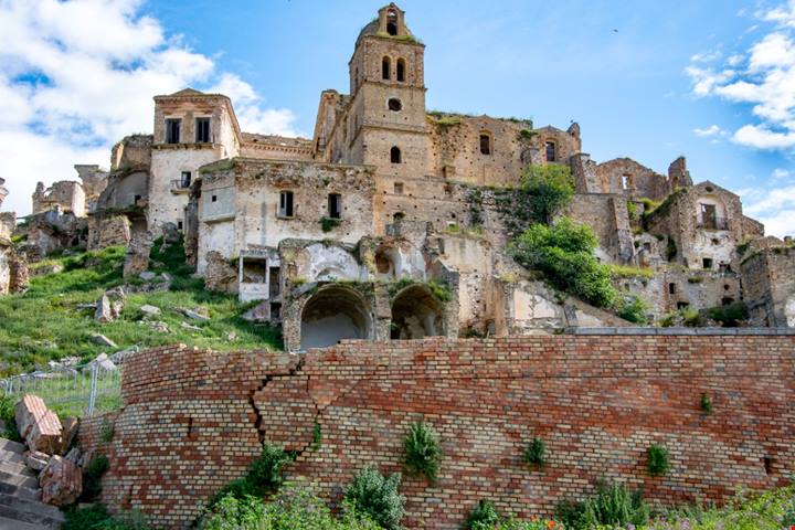 Vicino Matera, su di una collina di tenera roccia, sorge un paese fantasma dal fascino unico