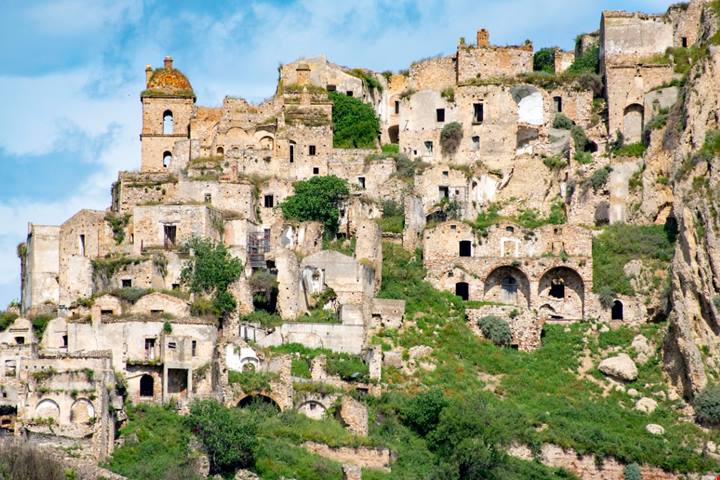 Vicino Matera, su di una collina di tenera roccia, sorge un paese fantasma dal fascino unico