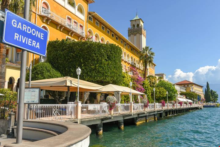 Sul Lago di Garda c'è una vera e propria gemma che incanta i visitatori: ecco il borgo del Vittoriale | PaesiOnLine