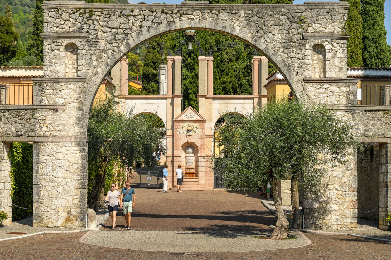 Sul Lago di Garda c'è una vera e propria gemma che incanta i visitatori: ecco il borgo del Vittoriale | PaesiOnLine